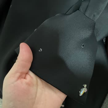 Hilal Atalay Yüksek Fiyata Alınan Abiyede Taşların Dökülmesi, Kaba Üslup Ve İade Reddi