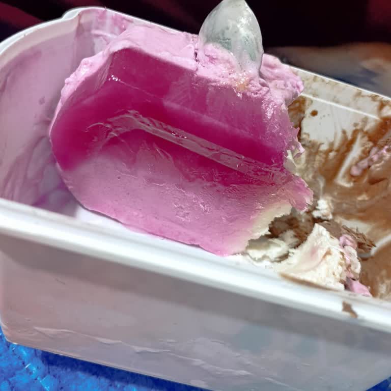 Algida Aile Boy Dondurmasında Mor Katman Ve Bozuk Tat