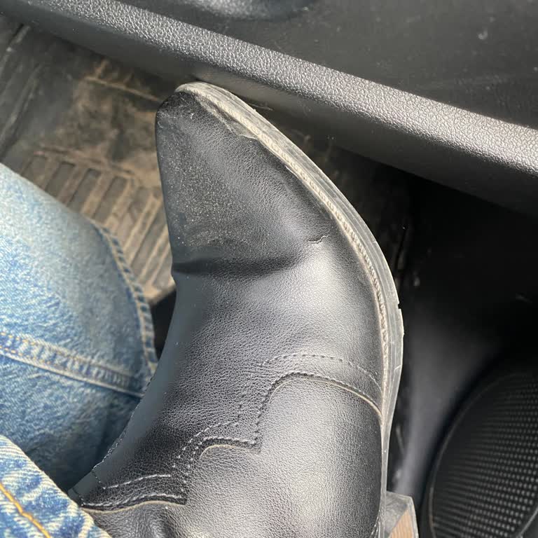 Bambi Kadın Kovboy Botu Çatladı, Müşteri Hizmetleri Sessiz