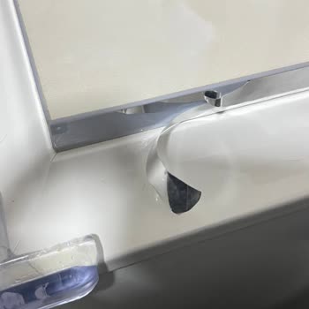 Bellona Komodinin Ayna Görünümlü Bölümündeki Yapışkan Bant Sorunu Ve Cevap Almama