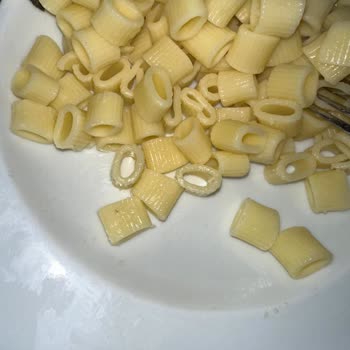 Makarna Hamurunda Taş Keşfi Dikkat Ve İletişim Talebi