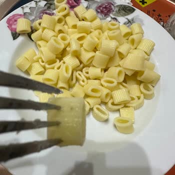 Makarna Hamurunda Taş Keşfi Dikkat Ve İletişim Talebi