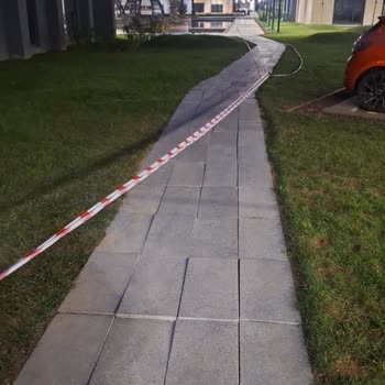 Arkatlı Evler’de Bozuk Taşlı Yürüyüş Yolu Çocukları Ve Yürüyüşçüleri Risk Altına Sokuyor