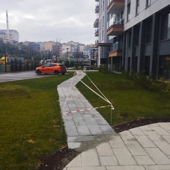 Arkatlı Evler’de Bozuk Taşlı Yürüyüş Yolu Çocukları Ve Yürüyüşçüleri Risk Altına Sokuyor