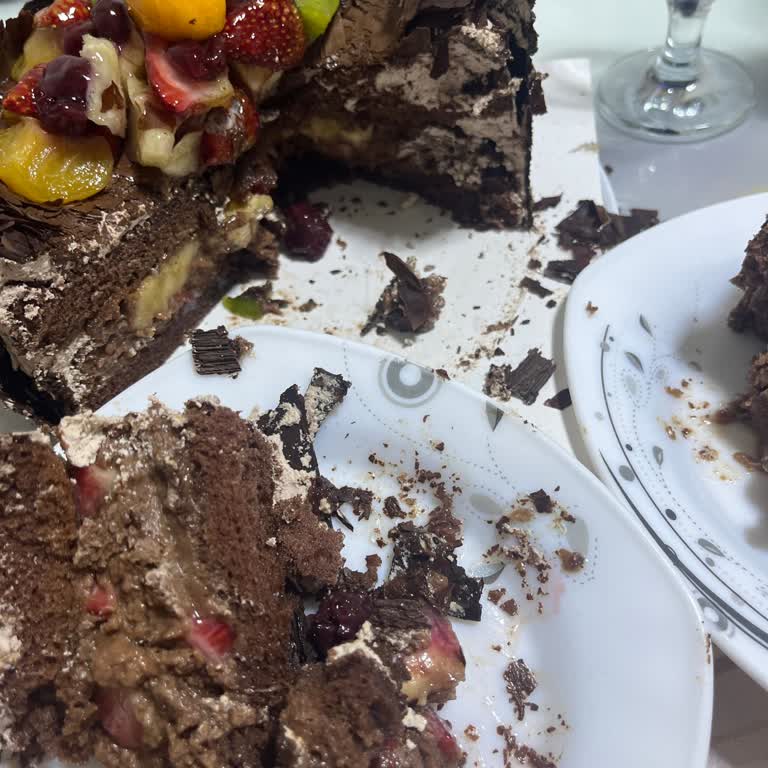 Meyveli Yaş Pastada Çürük Meyve Ve Mide Rahatsızlığı