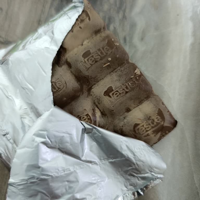 Bozuk Çikolata Ve Cevapsız İletişim Sebebiyle Hayal Kırıklığı