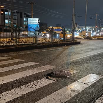 Diyarbakır Toptancılar Girişindeki Derin Çukurlar Aracımda Ciddi Hasara Neden Oldu