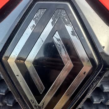 Renault Clio Amblem Deforme Oldu, Garanti Kapsamında Değişim Talebi