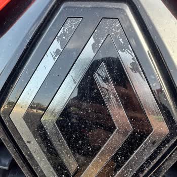 Renault Clio Amblem Deforme Oldu, Garanti Kapsamında Değişim Talebi