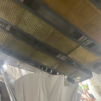 Bağlarbaşı Metro İstasyonunda Çalışmayan Yürüyen Merdiven Ve Tavandan Su Sızıntısı Yolcu Güvenliğini Tehdit Ediyor