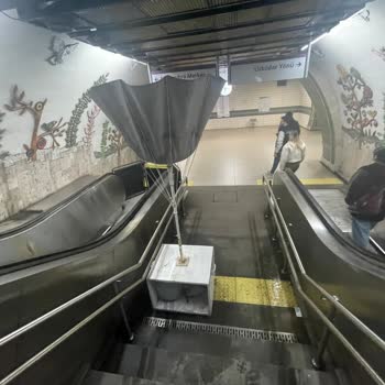 Bağlarbaşı Metro İstasyonunda Çalışmayan Yürüyen Merdiven Ve Tavandan Su Sızıntısı Yolcu Güvenliğini Tehdit Ediyor