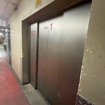 Kone Asansör Kırık Kumanda Camı Ve Elektrik Çarpması Riski Yüzünden Yük Asansörü Acilen Onarılmalı