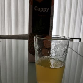 Tarih Kalmış Ananas Suyu Bozulmuş, Kötü Koku Ve Tat