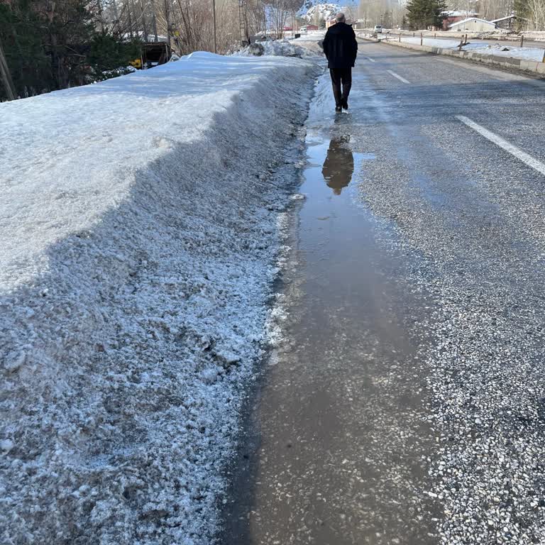 Karayolları Genel Müdürlüğü Kaldırımlar Karla Kapalı, Yaya Ve Sürücü Güvenliği Tehlikede!