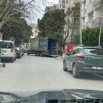 Sırma Su Kamyonu Sokakları Kapıyor, Şoför Umursuz