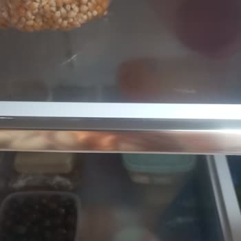 Samsung Buzdolabının Üst Rafındaki Gümüş Şeritler Bir Ayda Çizildi, Şirket Kullanıcı Hatası Diyor