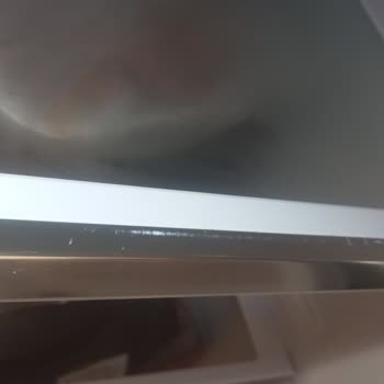 Samsung Buzdolabının Üst Rafındaki Gümüş Şeritler Bir Ayda Çizildi, Şirket Kullanıcı Hatası Diyor