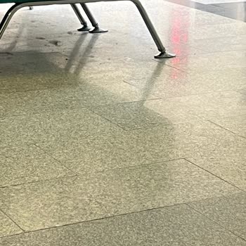 Bolu İzzet Baysal Devlet Hastanesi Poliklinik Katındaki Koltuk Altları Kirli Ve Acil Temizlenmeli