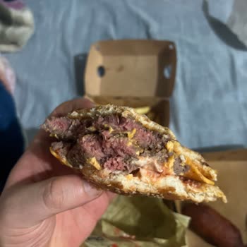 Köfteci Yusuf İstanbul Yenikapı İDO Şubesinde Çiğ Et ve Bayat Ürünler Sağlık Riski Oluşturuyor