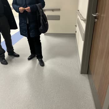 Etlik Şehir Hastanesi Dahiliye Bölümünde Yetersiz Sandalye Sorunu