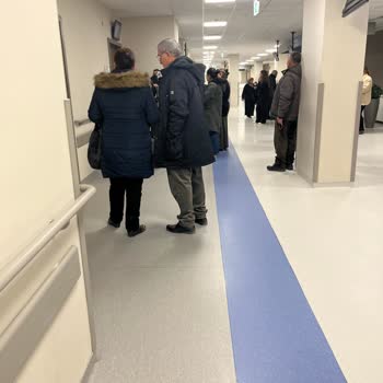 Etlik Şehir Hastanesi Dahiliye Bölümünde Yetersiz Sandalye Sorunu