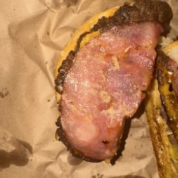 Red Hot Burger Gelen Patatesler Bayattı, Resmen Yağın İçinde Yüzüyordu