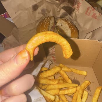 Red Hot Burger Gelen Patatesler Bayattı, Resmen Yağın İçinde Yüzüyordu