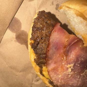 Red Hot Burger Gelen Patatesler Bayattı, Resmen Yağın İçinde Yüzüyordu