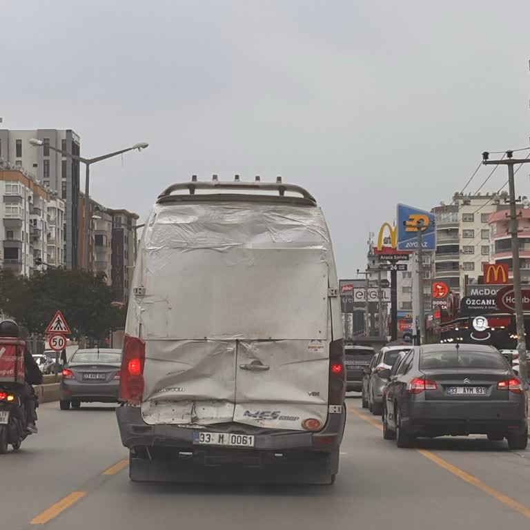 Meskoop Minibüsü Şoförünün Tehlikeli Sürüşü Aracımı Çarptı