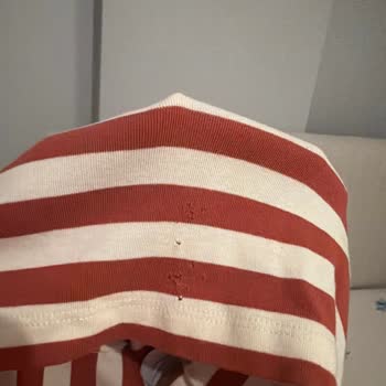 Mavi Kot Pantolonlarındaki Düğme Ve Fermuarlar Tişörtleri Yırtıyor