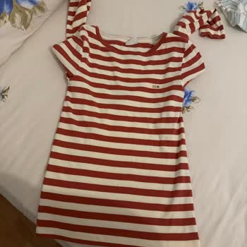 Mavi Kot Pantolonlarındaki Düğme Ve Fermuarlar Tişörtleri Yırtıyor