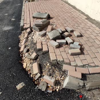 Atakent Mahallesi 6099 Sokaktaki Bozuk Kaldırımlar Acilen Tamamlanmalı