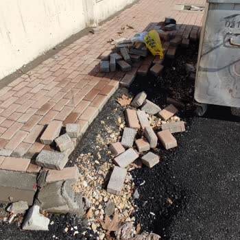 Atakent Mahallesi 6099 Sokaktaki Bozuk Kaldırımlar Acilen Tamamlanmalı