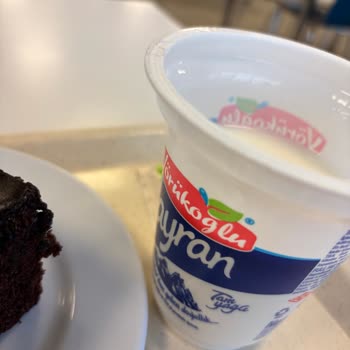 Yörükoğlu Büyük Boy Ayran Ambalajında Kıl Sorunu