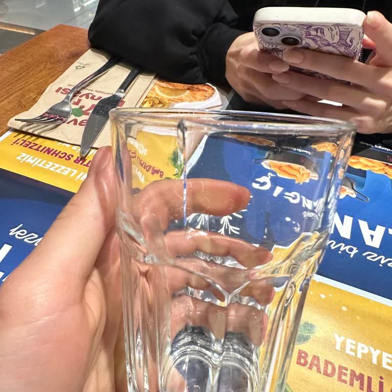 Bursa Parkur AVM Tavuk Dünyası’nda Saygısız Personel Ve Kırık Bardak Hijyen Sorunu