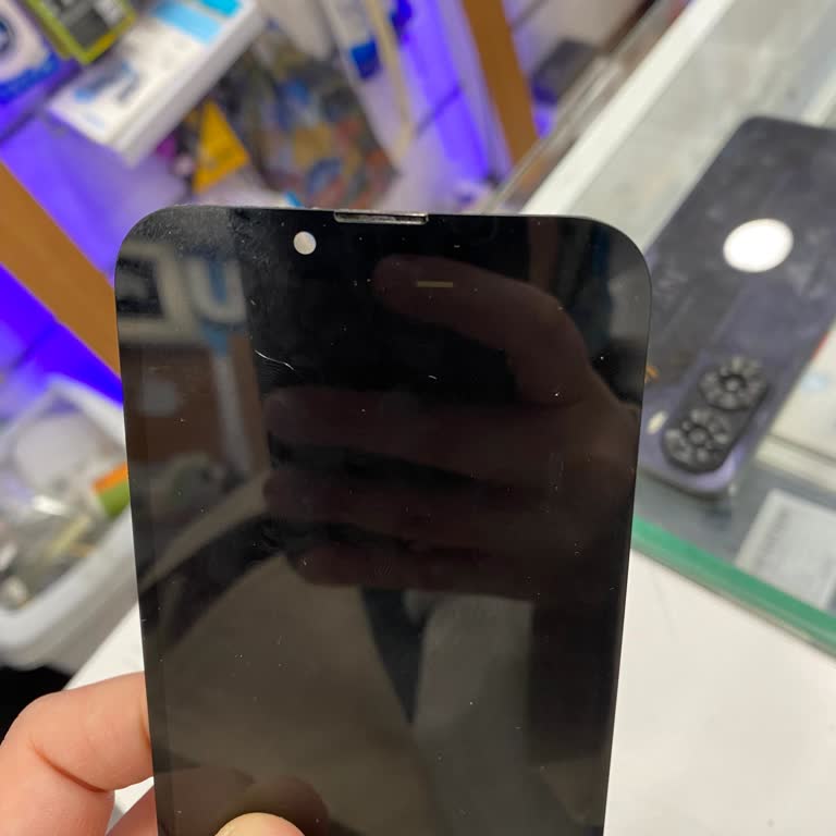 Apple Zorlu Center Servisi Sırasında İPhone 13 Ekranı Çatladı Ve İç Donanım Zarar Gördü