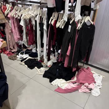 Piazza Avm Stradivarius Mağazasında Kirli Ortam Ve Ciddiyetsiz Çalışanlar