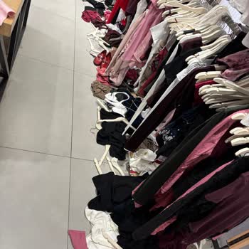 Piazza Avm Stradivarius Mağazasında Kirli Ortam Ve Ciddiyetsiz Çalışanlar