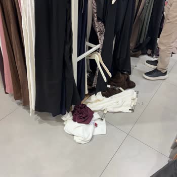 Piazza Avm Stradivarius Mağazasında Kirli Ortam Ve Ciddiyetsiz Çalışanlar