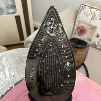 Ütü, İki Kullanımda Kahverengi Lekeler Bıraktı Ve Servis Sorunu Görmezden Geldi