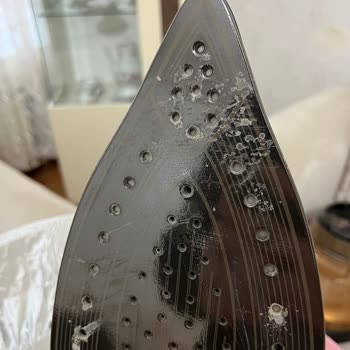 Ütü, İki Kullanımda Kahverengi Lekeler Bıraktı Ve Servis Sorunu Görmezden Geldi