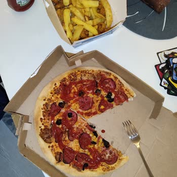 Yanmış Pizza Ve Pişmemiş Patates: Uzun Teslim Süresi