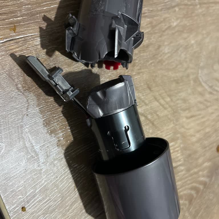 Dyson V12 Uzatma Borusu Parçası Garanti Bitince Kırıldı Ve Ücretsiz Değişim Talebi