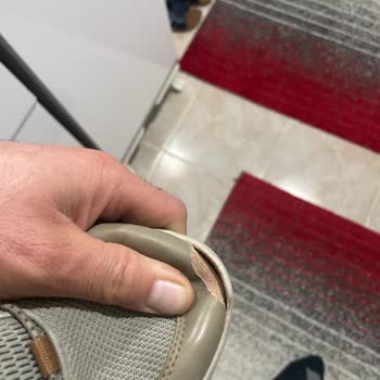 Skechers Mağazasında Üretim Hatası Görülen Ayakkabı İçin Garanti Reddi