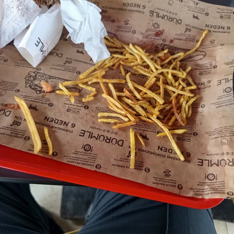 Yanık Ve Bayat Patates Kızartması İçin Ücret İadesi Ve Personel Uyarısı Talebi