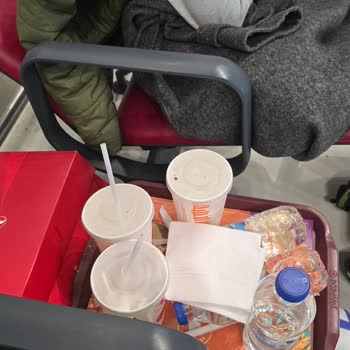 Uçuş Yönlendirme Karmaşası Ve Konaklama Desteği Olmadan Çocuklu Aile Mağduru