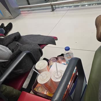 Uçuş Yönlendirme Karmaşası Ve Konaklama Desteği Olmadan Çocuklu Aile Mağduru