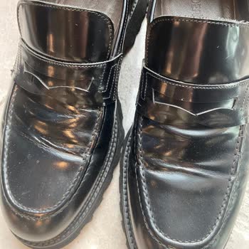 Bir Ayakkabı Eksik, Diğerinde Çatlak Ve Çözüm Bekliyor