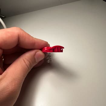 Kırılan Kırmızı Klips Tüm Boruyu Değiştirme Zorunluluğu Yaratıyor