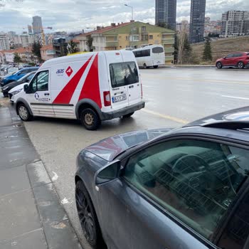 Aras Kargo Dağıtıcısının Sokakta Bağırması Ve Kırıcı Tutumu